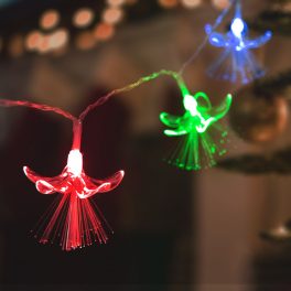 LED fényfüzér - virágos - 20 LED - 2,85 méter - színes - 2 x AA   LED fényfüzér - virágos - 20 LED - 2,85 méter - színes - 2 x AA
