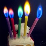 Színes lánggal égő gyertya