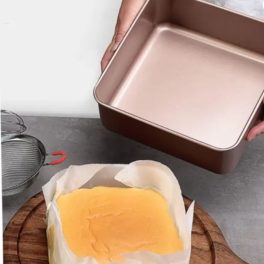  Négyzet alakú tortaforma tapadásmentes 17 cm több méret arany színű